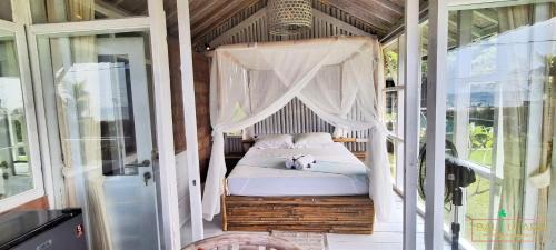 Kalisada House | Rumah Putih Beachfront Bungalow