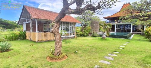 Kalisada House | Rumah Putih Beachfront Bungalow