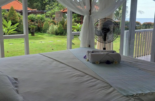 Kalisada House | Rumah Putih – Great Value Beachfront 1BR with Pool & Garden