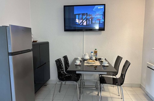 Frejus Plage Apartment | Seafront Studio Cabin, Sleeps 4, Terrace, 3rd Flr, 200m to Port Fréjus, Cleaning Included