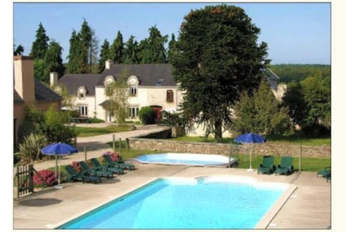 Camors Cottage | Spacious 6-Bedroom Family Farmhouse with Heated Pool Near Beaches & Forest