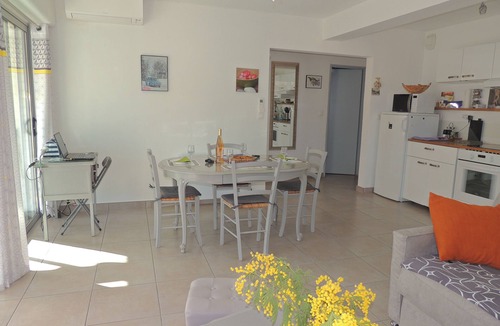 Saint-Mandrier-sur-Mer Apartment | Spacious & comfortable T2 air-conditioned 3* Wifi, Private parking, Beach 100m