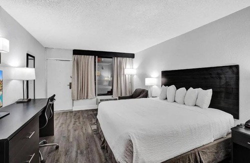 Downtown Hollywood Hotel | Spacious Room, Weekend Escape! Steps away from Hollywood Boardwalk + Breakfast!