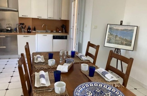 Hotel-de-Ville Apartment | Splendid view of Notre Dame de la Garde and the Old Port