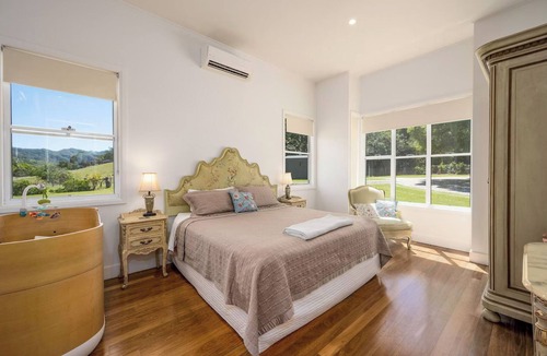 Middle Pocket House | The Vale Farmstay & Animal Sanctuary Hot Tub, Natural Pool, Fire Pit,Wood Oven
