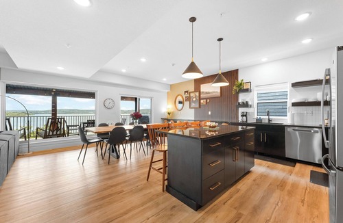 Hollister House | Themed Lake Front Hot Tub Arcade Group Stay