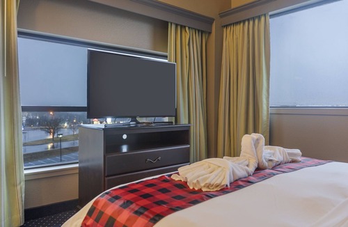 Branson Hotel | Top-of-the-Town King Suite at Thousand Hills Resort Hotel