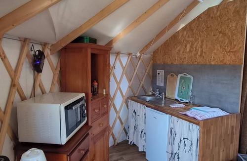Querrien Cabin | Unique, fully equipped yurt for 2 people