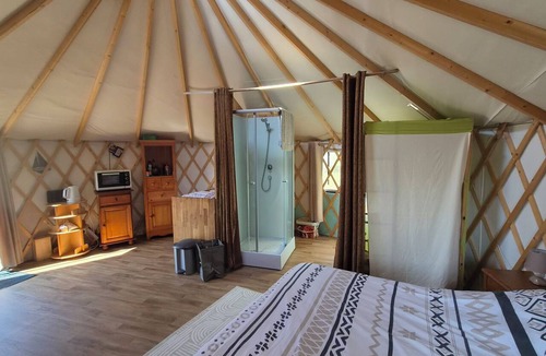 Querrien Cabin | Unique, fully equipped yurt for 2 people