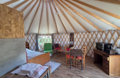 Querrien Hotel | Unique, fully equipped yurt for 2–3 people