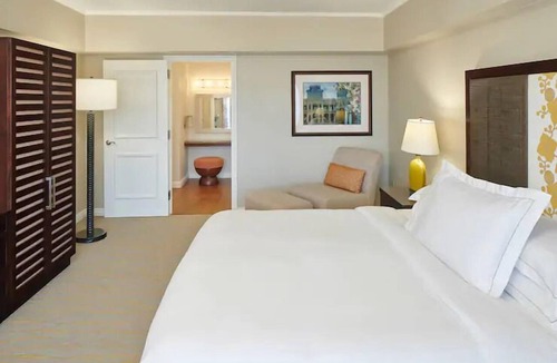 Waikiki Hotel | Waikiki | Couples Lagoon Stay | Pool + Spa