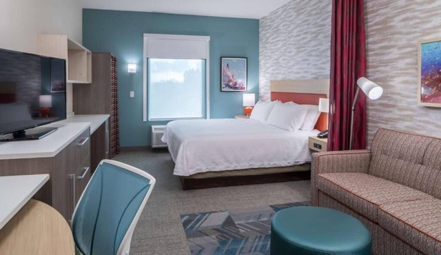 2 Bright King Studios w/Pool Bar & Breakfast | Near Cocoa Beach Pier