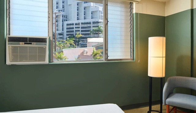 2 Convenient Rooms, Scenic Gardens, Outdoor Pool Relaxation, Near Ala Moana