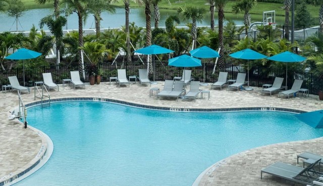 2 Modern 2 Queen Studios w/Kitchens, Pool Bar & Breakfast | Port Canaveral