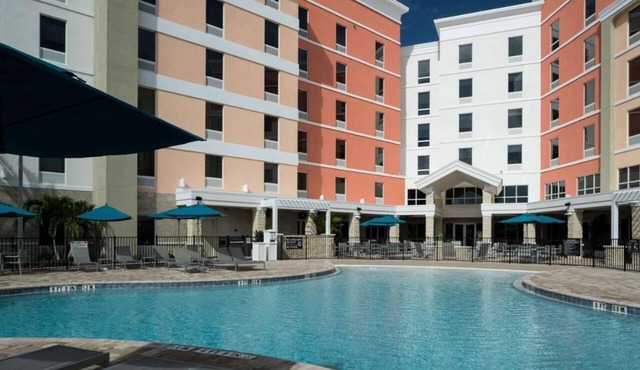 2 Modern King Studios w/Kitchens, Pool Bar & Breakfast | Port Canaveral