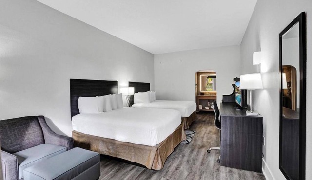 2 Spacious Room, Perfect weekend getaway near attractions and beach + Breakfast!
