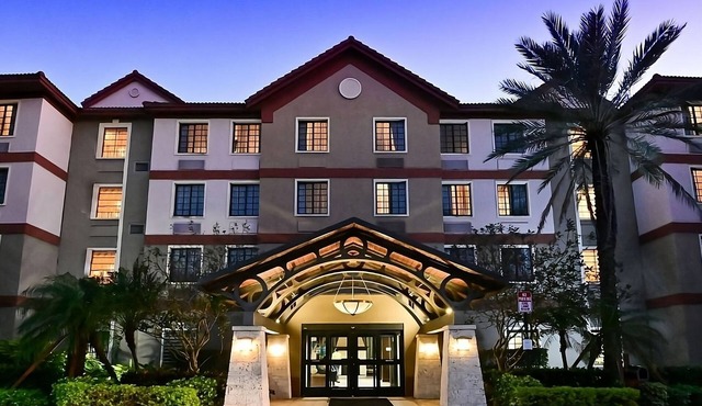3 Pet-friendly Accommodations Minutes to Fort Lauderdale Beach! Free Breakfast