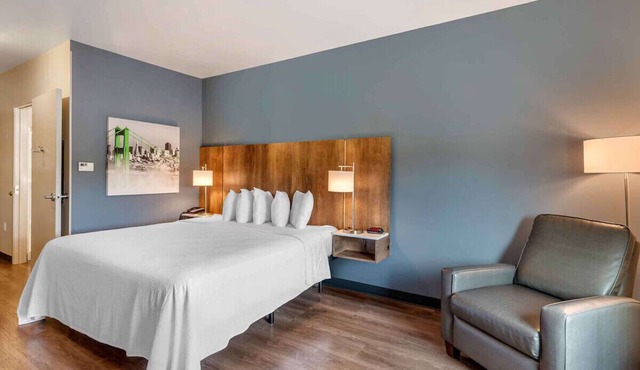 Adventure-Ready Queen Suite Free Breakfast & Gym