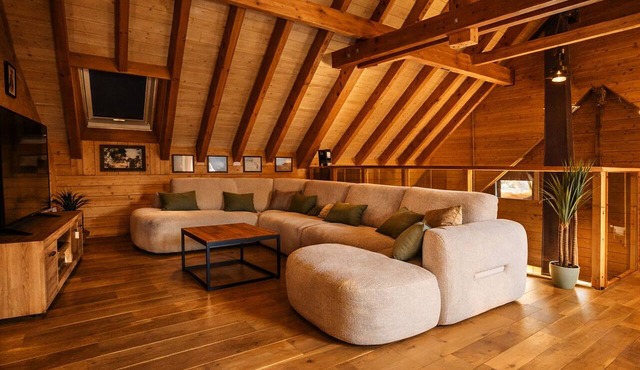 Architect-designed chalet with spa and panoramic views 3 bedrooms, children's area