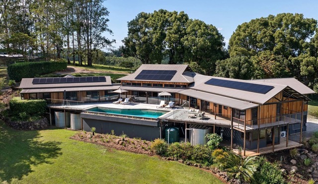 Bates House Federal - Tranquil Federal Estate Getaway
