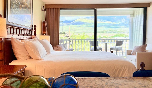 Beachfront Studio Favorite with Turtles, Monk Seals, Surf & Mountain View