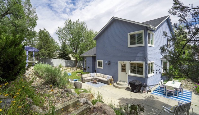 Bear Creek Park Retreat | Sleeps 10 | Close to Garden of the Gods