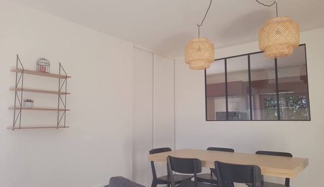 Beautiful contemporary apartment close to amenities