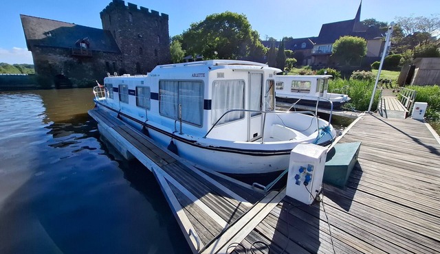 Boat stay by the Mayenne - 9 guests