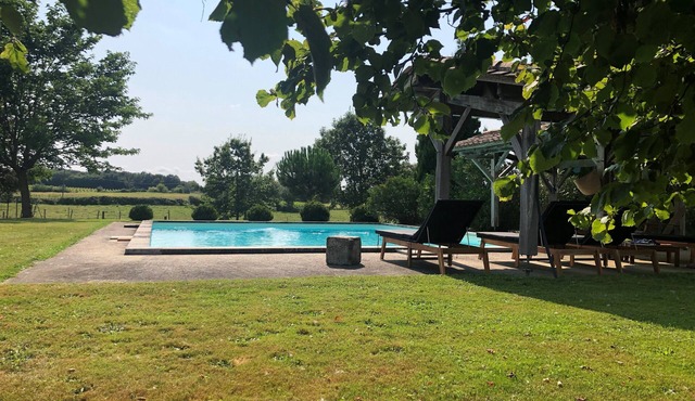 Bordeaux: Charming house in a green setting