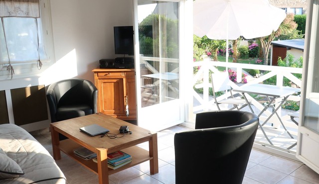 Bright 70m² (2 bedrooms/4-6 p.), Wi-Fi, beach 350m, quiet area, near shops.