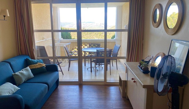 Bright studio 1st floor with covered terrace, pool access - 4 pers