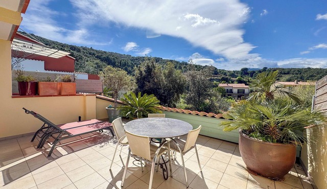 CEZANNE: quiet, beautiful view at 250m from beaches and shops. Wireless.