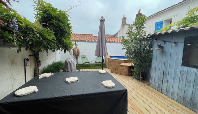 Charming house with swimming pool, downtown & beach on foot (10 minutes)