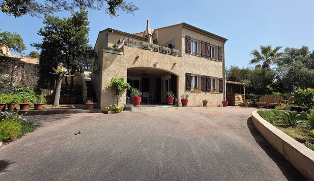 Charming 2-bedroom house with WiFi, AC in superb Saint Raphael