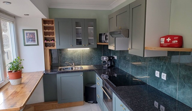 Charming 2-bedroom apartment, gardens, WiFi, AC in lovely Camors, Brittany.