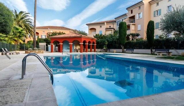 Charming apartment with swimming pool and terraces, a stone's throw from Place des Lices