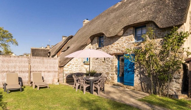Charming Thatched Cottage in Brière Park, Cozy Fireplace, WiFi, Garden, Close to Guérande