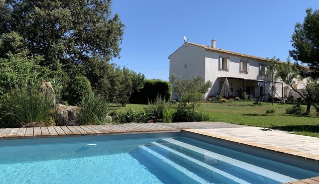Complete accommodation 1st floor of a Provencal house, open view of the ponds