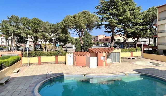 Cozy Studio with Pools, Near Beach & Shops - Sleeps 4