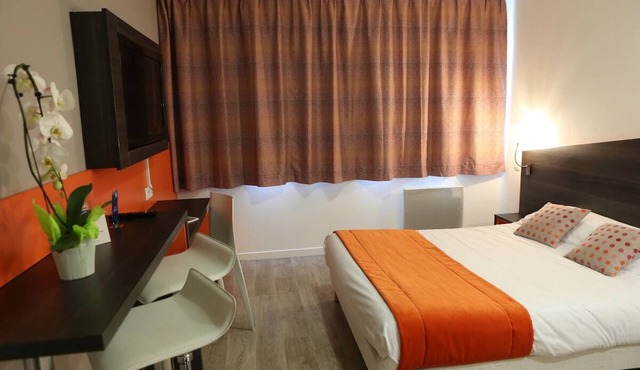 Double Studio Close to Tramway, Shopping Centers and Paris Sightseeing