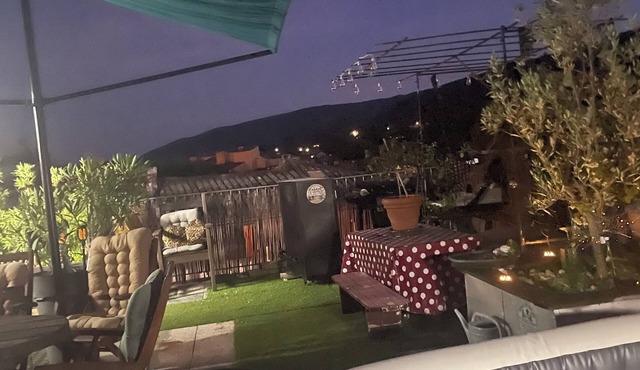 Downtown apartment with view and Jacuzzi! Ideal for couples or small families