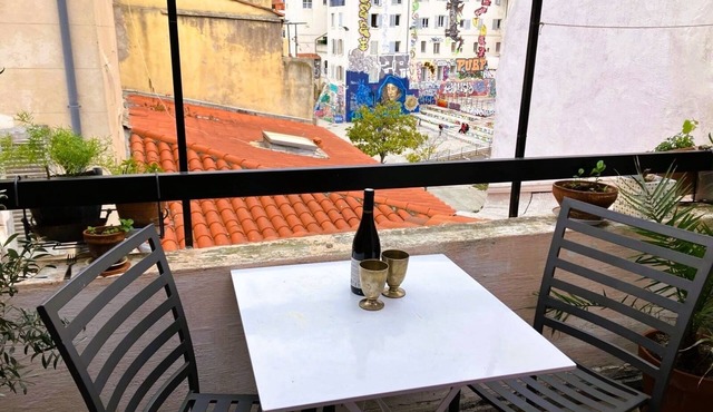 Duplex apartment in an old town house in Le Panier, pedestrian zone.