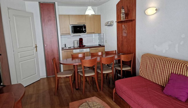 Duplex with Pool, Fitness Room, Parking, and Pet Friendly