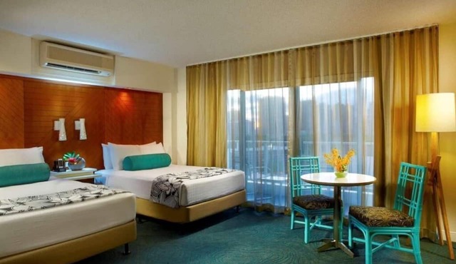 Elegant Suite w/Balcony | Free Breakfast | Onsite Pool | Near Waikiki Beach