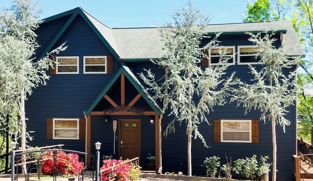Exquisite Lakefront Cabin- 4BR/4BA Sleeps 10