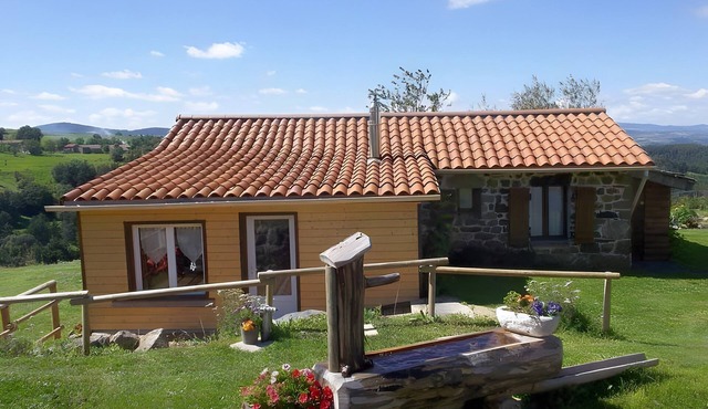 Gîte La Bergerie: Mountain View, Private Terrace, and Wi-Fi