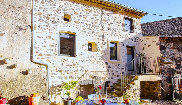 Gorgeous home in Rochessauve with WiFi