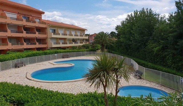 Ground Floor 2-Room Apt with Pool Access, Terrace, and Parking - 300m from Beach