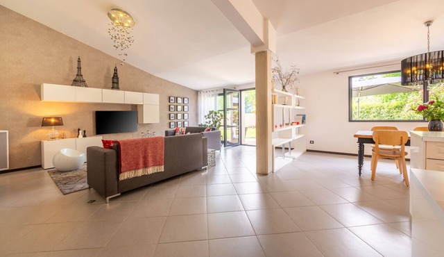 Holiday Home 'Le Loft with Jacuzzi' with Private Terrace, Garden & Wi-Fi