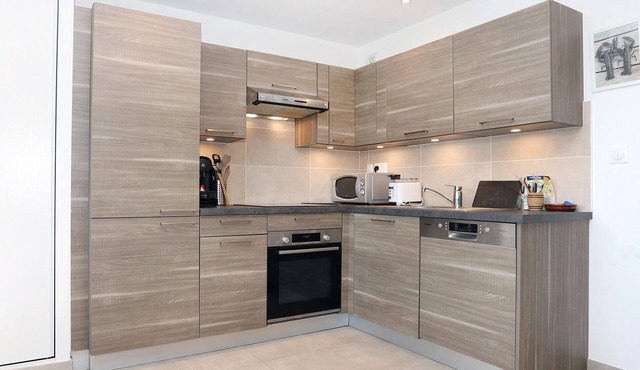 Ideally located in the city center of Saint-Malo, this large and bright apartment welcomes you.